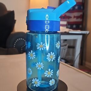 17 fl oz Daisy Flip Top Plastic Water Bottle
